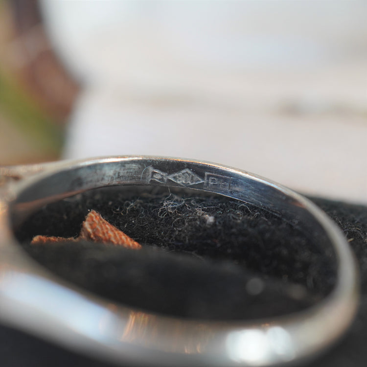 レトロな横顔が可愛い パールリング