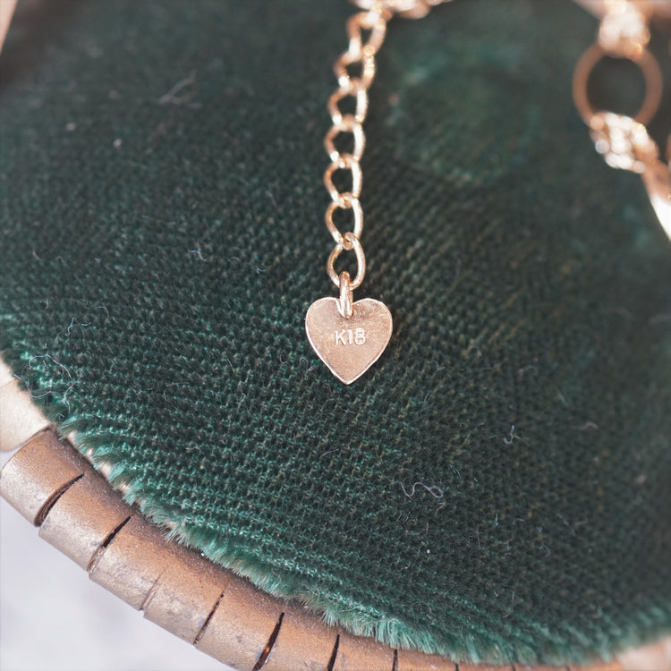 軽やかなパーツのデザインブレスレット