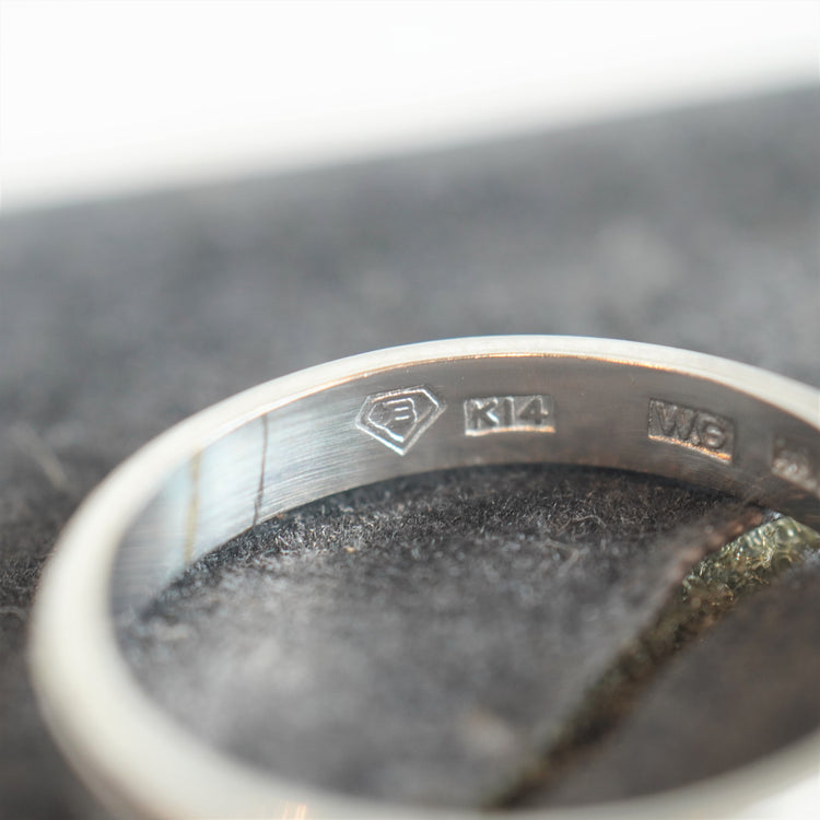 シンプルな彫りが美しい リング