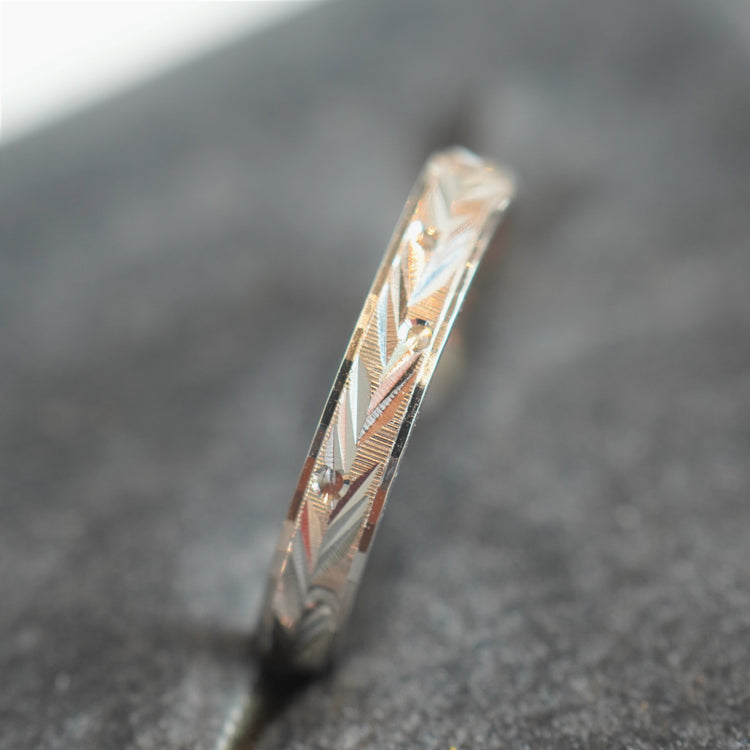 シンプルな彫りが美しい リング