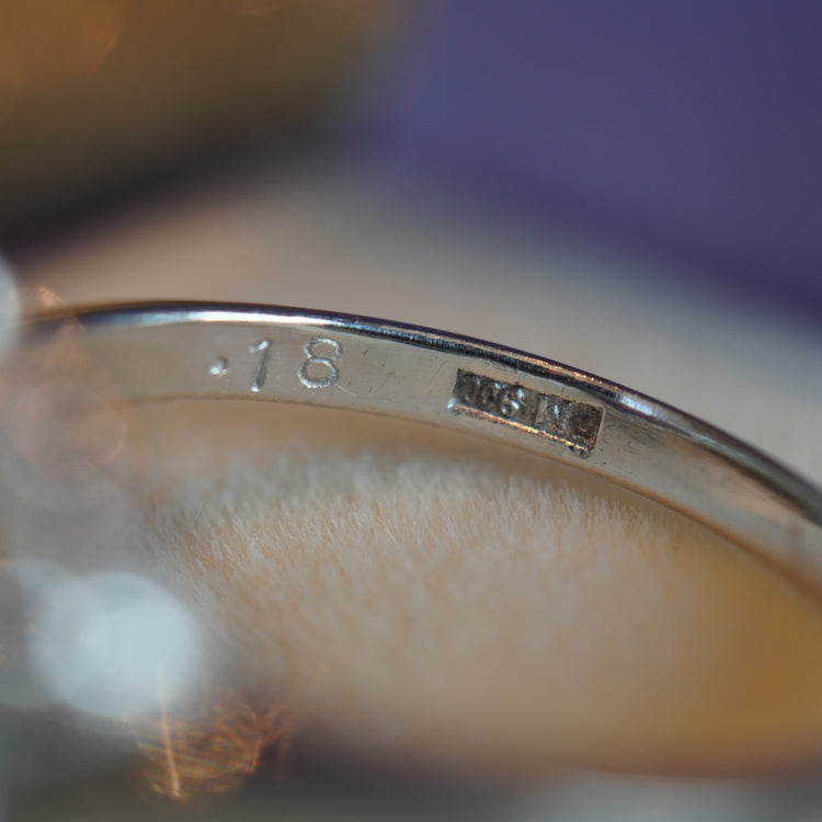 繊細な細工が美しい ルビーリング