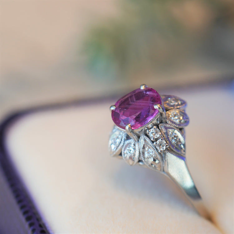 繊細な細工が美しい ルビーリング