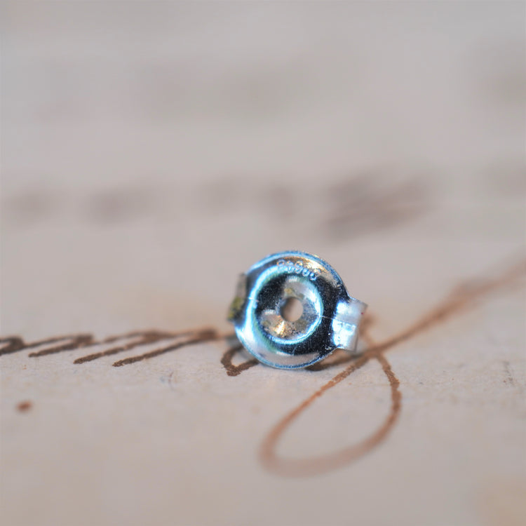 小さな 蝶ピアス