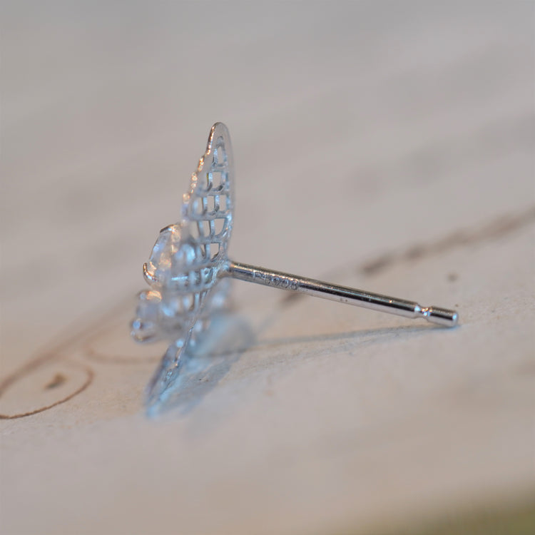 小さな 蝶ピアス