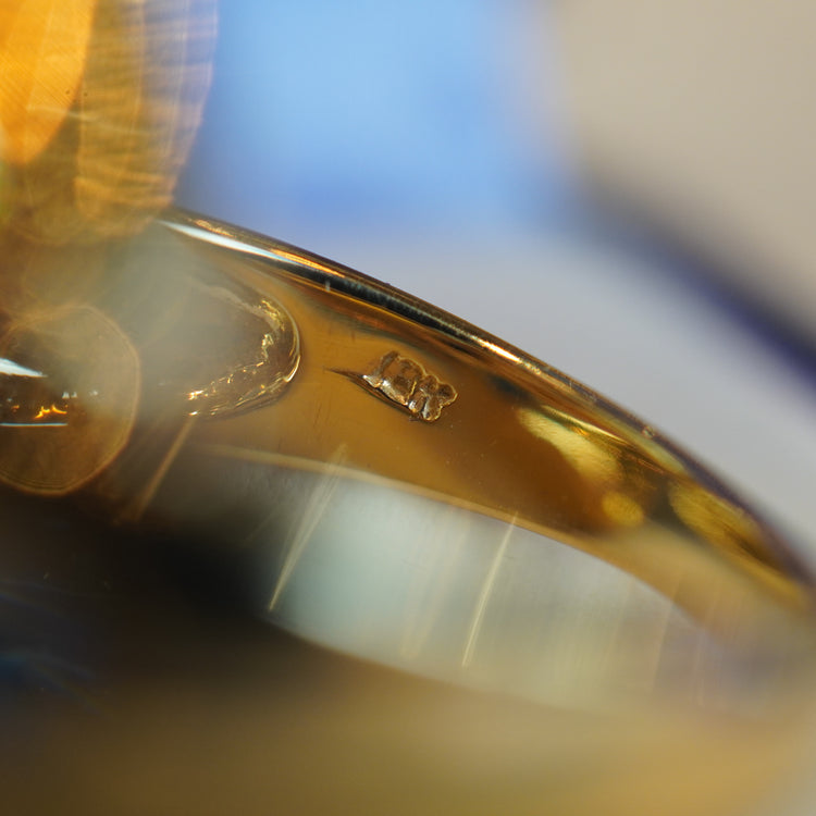 ユニークなサファイア デザインリング