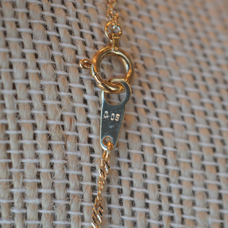 小さなペリドットが可愛らしいネックレス