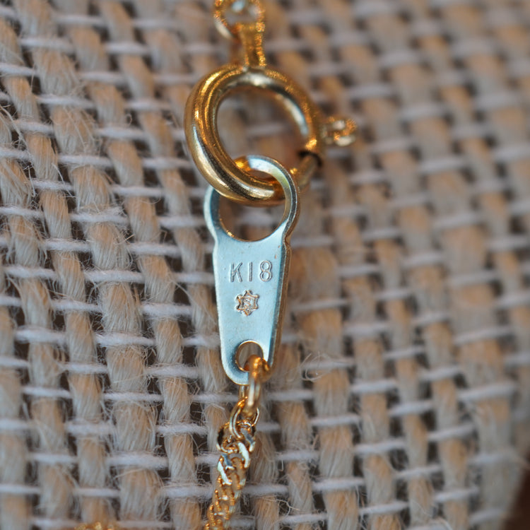 小さなペリドットが可愛らしいネックレス