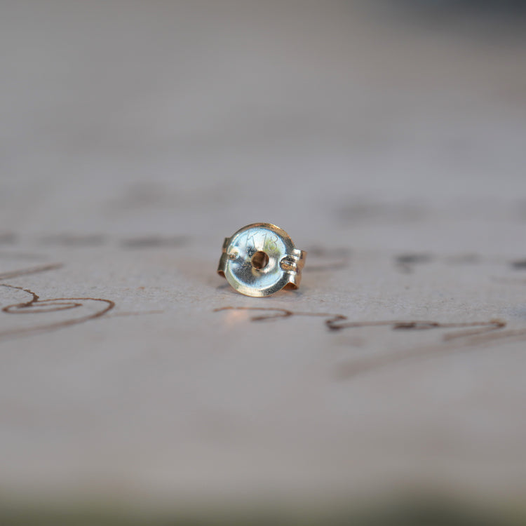 小さくて華やかな ルビーピアス