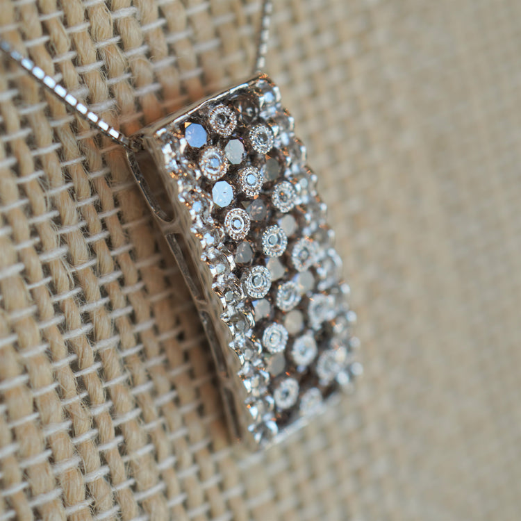 カラーダイヤモンドが美しい ネックレス