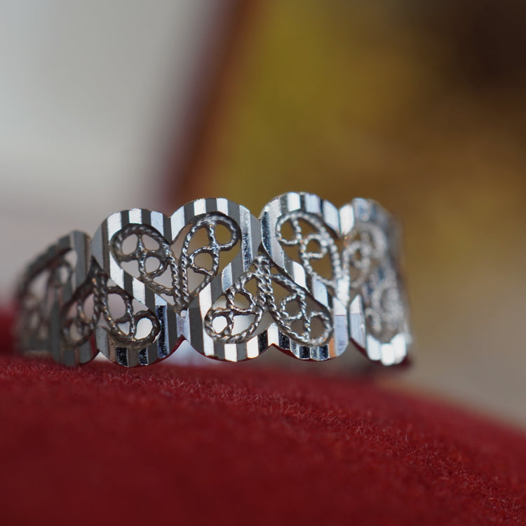 煌めきの美しい デザインリング