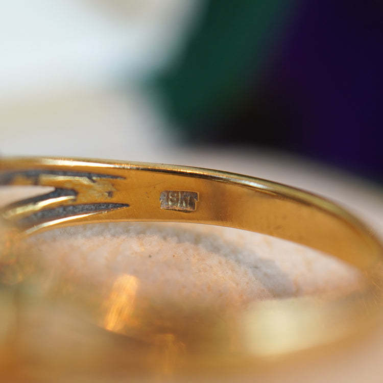 横留のサファイアが端正な リング