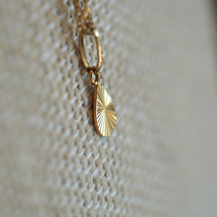 さりげない輝きの美しいトップつき スクリューネックレス