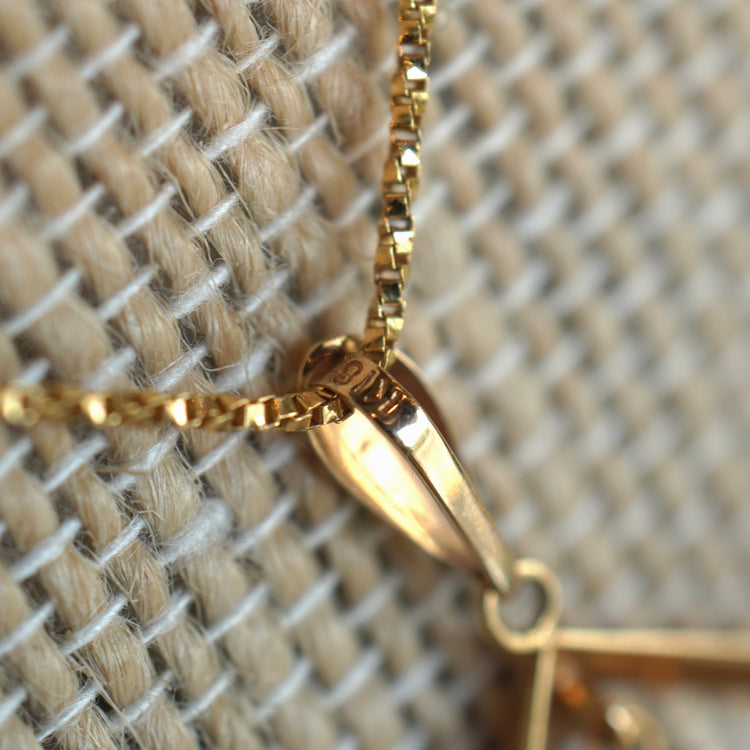 サファイアが揺れる 可愛いトップ