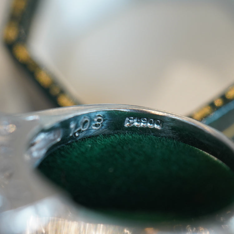 スクエアカットの美しい ダイヤモンドリング