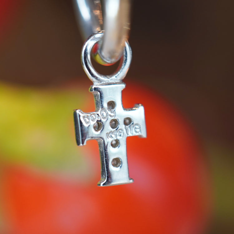 小さなチャームが可愛らしい イヤリング