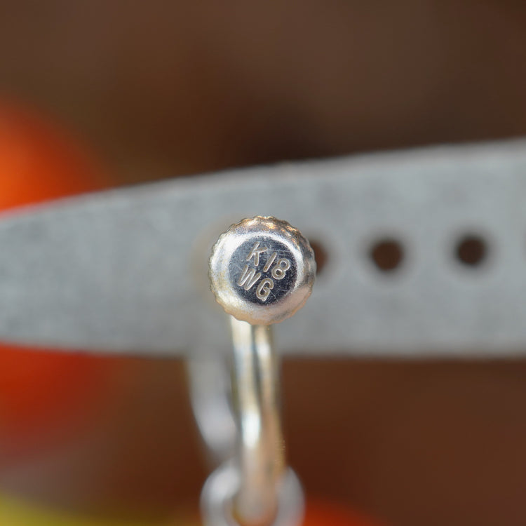 小さなチャームが可愛らしい イヤリング