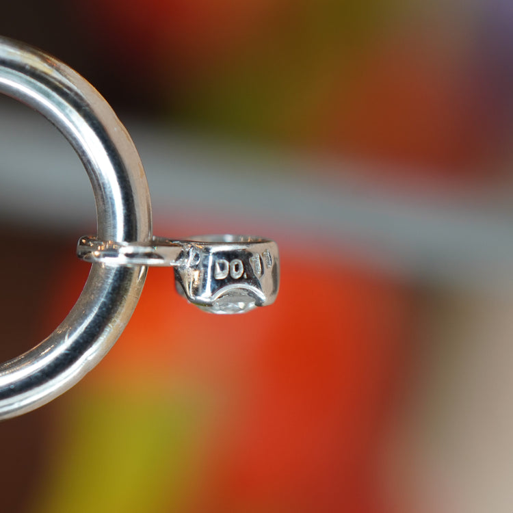 小さなチャームが可愛らしい イヤリング