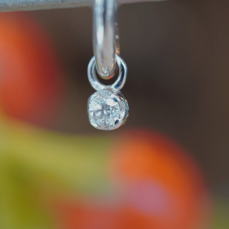 小さなチャームが可愛らしい イヤリング