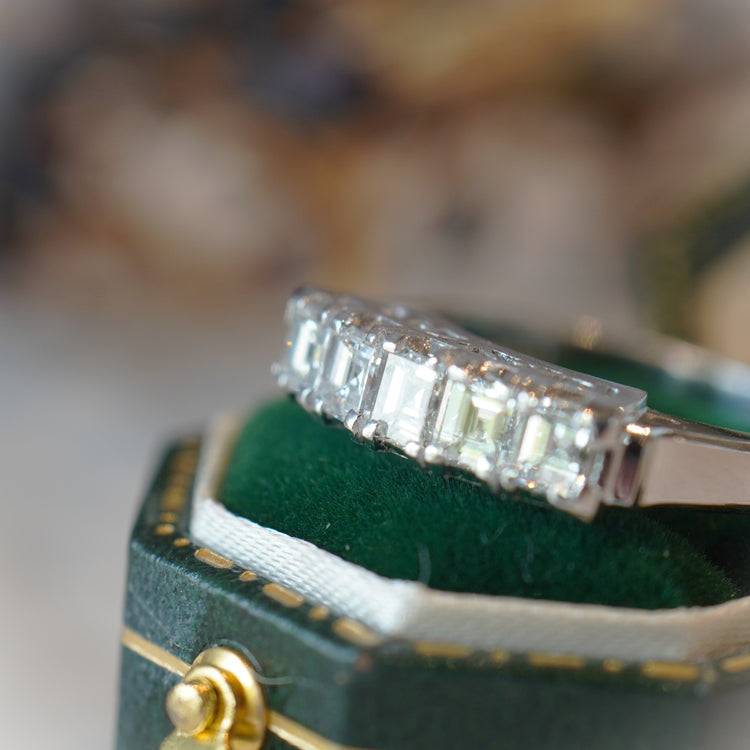 スクエアカットの美しい ダイヤモンドリング