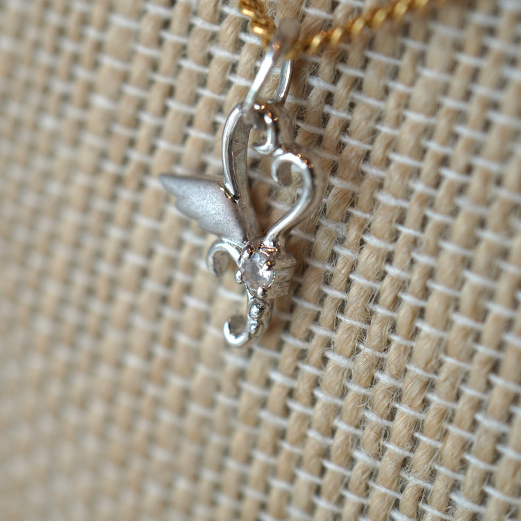 さりげない輝きが可愛らしいトップ