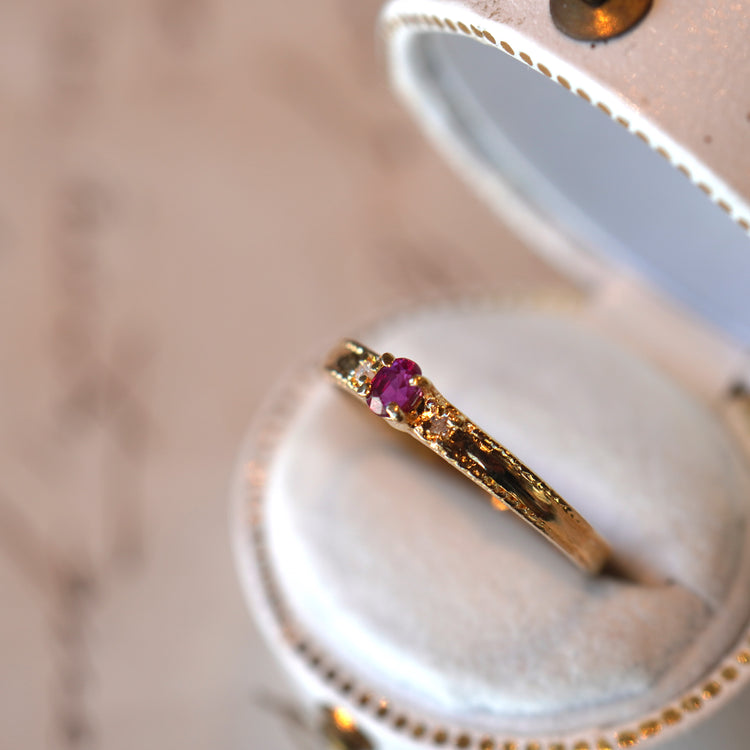 小さなルビーが可愛い デザインリング