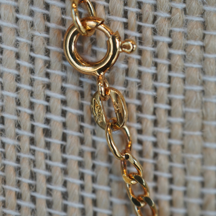 さりげなく輝くダイヤモンドが華やかなネックレス