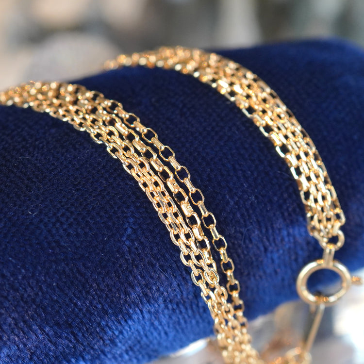 繊細な輝きが美しい 4連ブレスレット