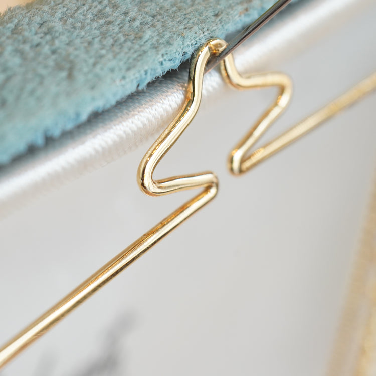 揺れるチェーンが可愛い 贅沢なネクタイチェーン