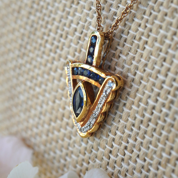 クールな輝きサファイアトップ付きネックレス