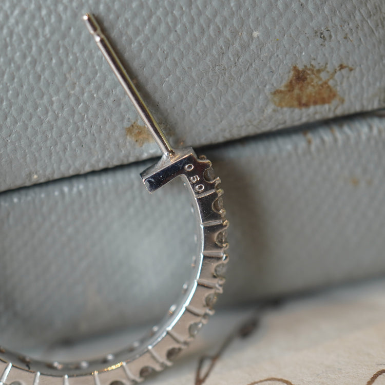 軽やかな ダイヤモンドフープピアス