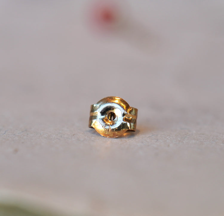 小さな珊瑚ピアス