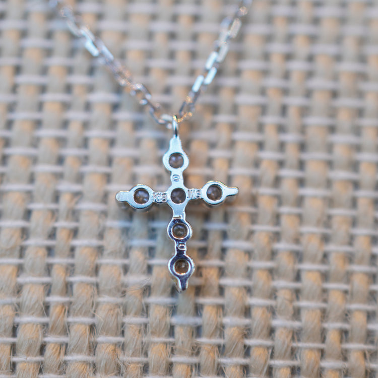 小さなクロスが可愛らしい ネックレス