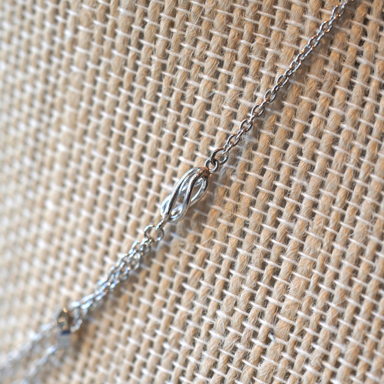 カットパーツが華やかな プラチナネックレス