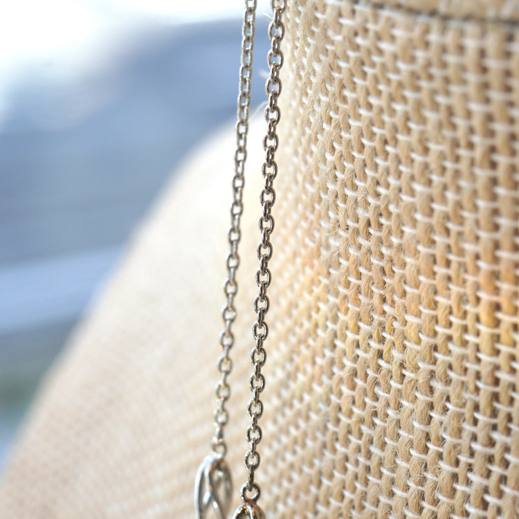 カットパーツが華やかな プラチナネックレス