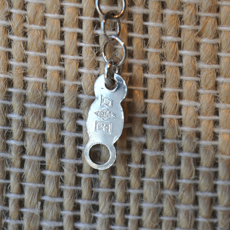 カットパーツが華やかな プラチナネックレス