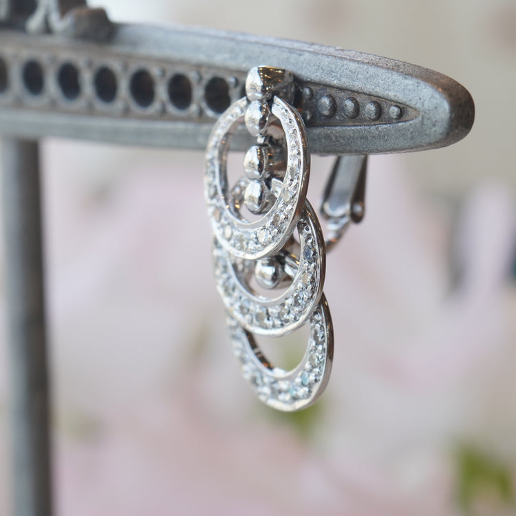 揺れるダイヤモンドが 華やかなイヤリング