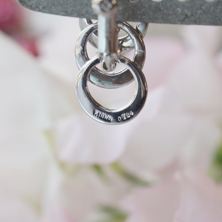 揺れるダイヤモンドが 華やかなイヤリング