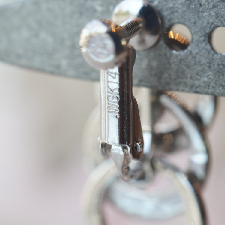 揺れるダイヤモンドが 華やかなイヤリング