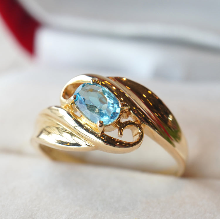 ロマンティックな アクアマリンリング