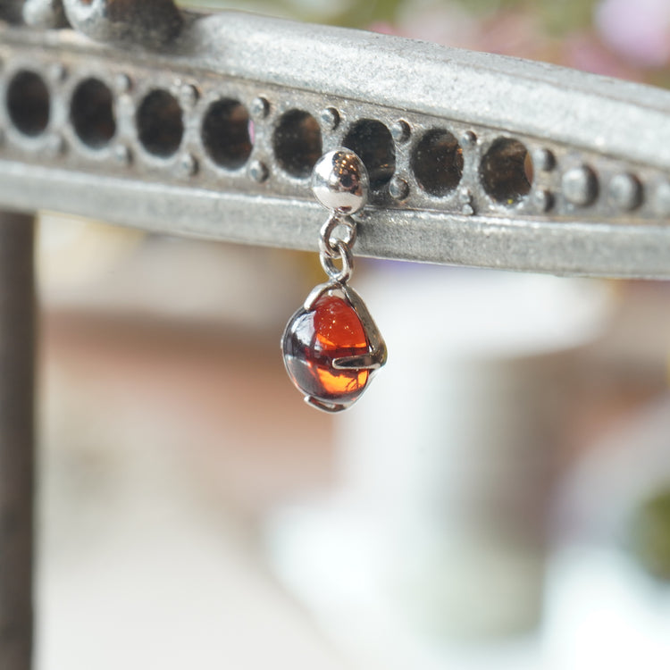 ガーネットが可愛い 小さなピアス