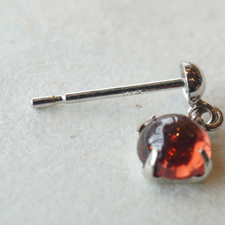 ガーネットが可愛い 小さなピアス