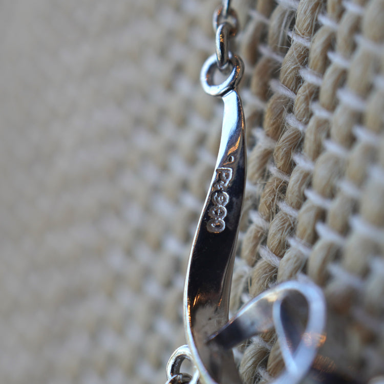 サファイアが静かに光る ネックレス