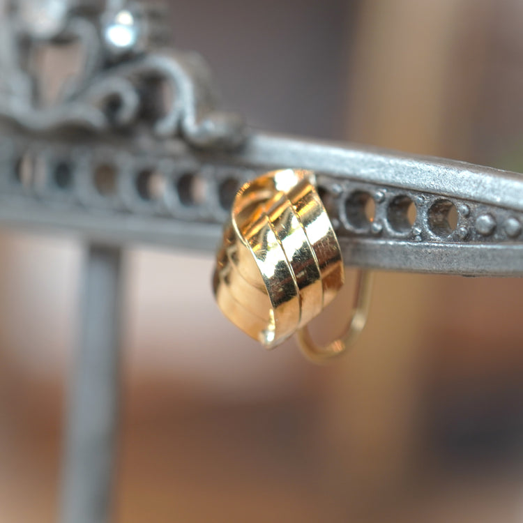 軽やかな ゴールドイヤリング