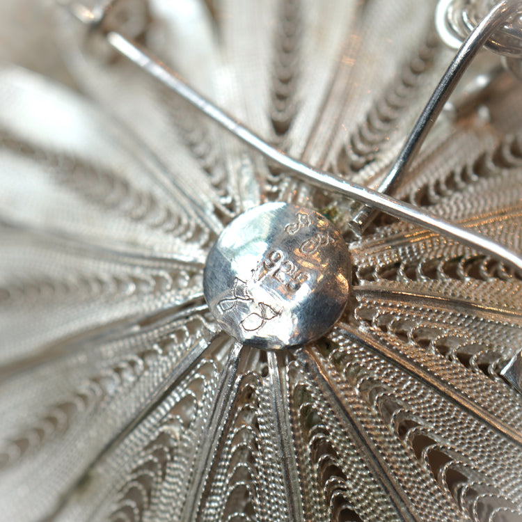 繊細なフラワーデザインのペンダントトップ