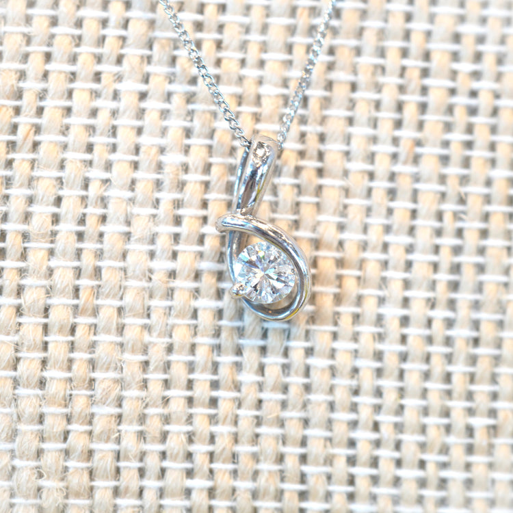 ダイヤモンドトップが美しい ネックレス