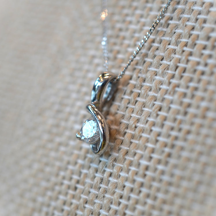 ダイヤモンドトップが美しい ネックレス