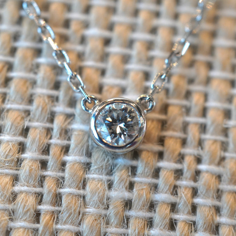 一粒石の可愛らしい ネックレス