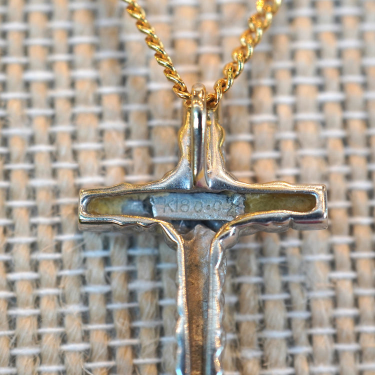 シックなクロスネックレス