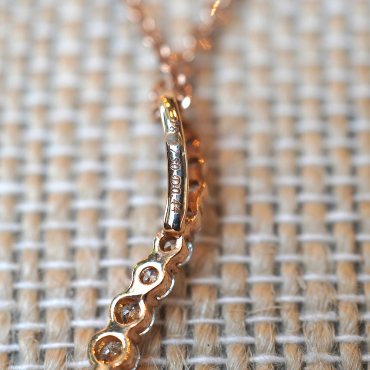 揺れるトップが美しい ネックレス