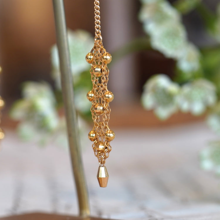 ゴールドパーツ揺れる ロングチェーンピアス